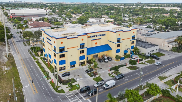Facility photo: //images.sparefoot.com/medium/205769628e93d7b0948.jpg