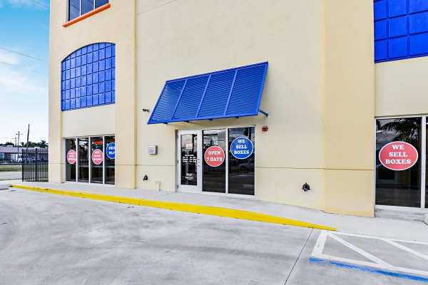 Facility photo: //images.sparefoot.com/medium/205769628e93d9c4455.jpg