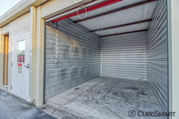 Facility photo: //images.sparefoot.com/medium/2061726883329392d74.jpg