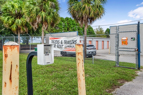 Facility photo: //images.sparefoot.com/medium/20623868f26afc84356.jpg