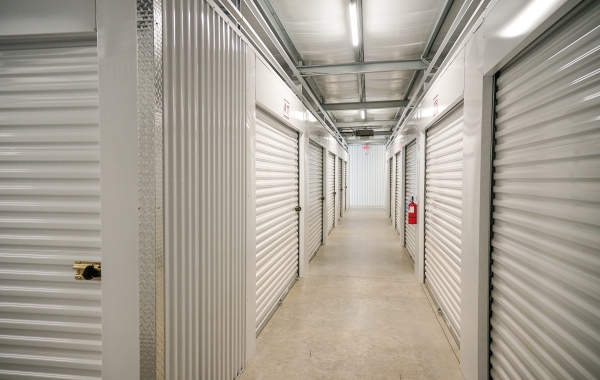 Facility photo: //images.sparefoot.com/medium/2062966a0cb3a9e81eb.jpg