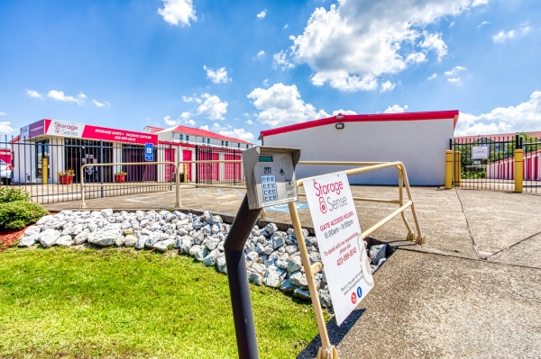 Facility photo: //images.sparefoot.com/medium/2064276887cc4f8767c.jpg