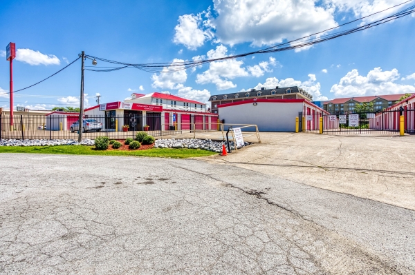 Facility photo: //images.sparefoot.com/medium/2064276887ccfbf26a4.jpg