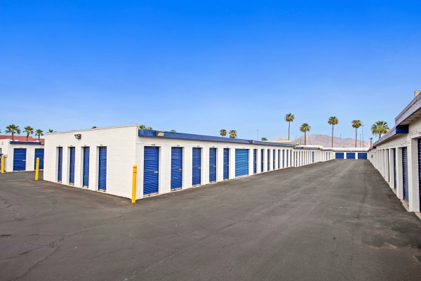 Facility photo: //images.sparefoot.com/medium/20645368a8f3a28d30f.jpg