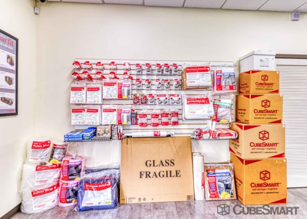 Facility photo: //images.sparefoot.com/medium/20828569031d5993b40.jpg