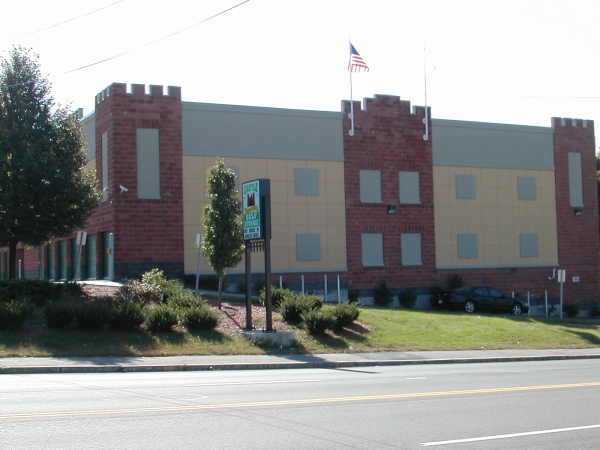 Facility photo: //images.sparefoot.com/medium/2083225af6eb60f3a4c.jpg