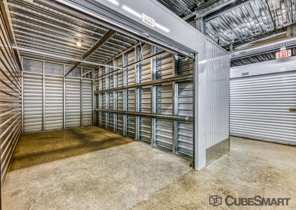 Facility photo: //images.sparefoot.com/medium/208493686f7a07737e9.jpg