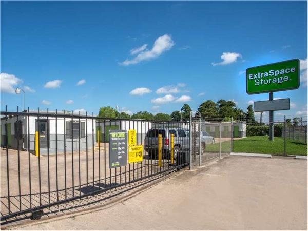 Storage Units at Extra Space Storage - 8967 - Houston - S Lake Houston Pkwy - 7007 South Lake Houston Parkway