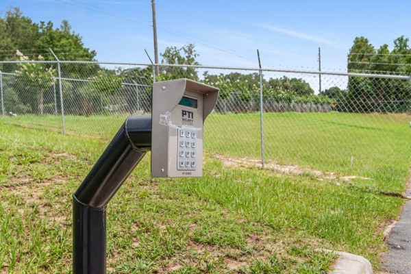 Facility photo: //images.sparefoot.com/medium/20917768f26baad75f2.jpg