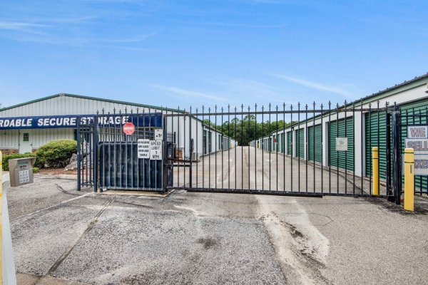 Facility photo: //images.sparefoot.com/medium/20917768f26bafdd959.jpg