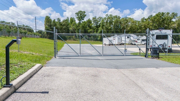 Facility photo: //images.sparefoot.com/medium/20917768f26bcb3187a.jpg
