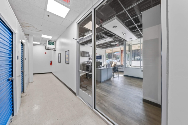 Facility photo: //images.sparefoot.com/medium/2093786880eeb85e79f.jpg