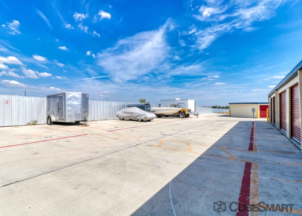 Facility photo: //images.sparefoot.com/medium/209421693d493b816e8.jpg