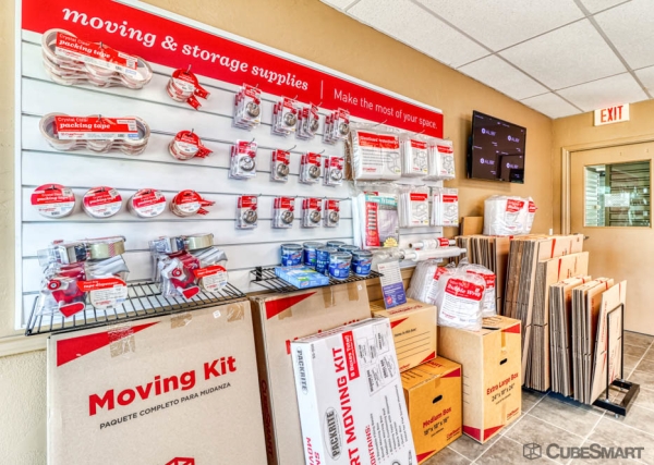 Facility photo: //images.sparefoot.com/medium/209433688359d5495e5.jpg