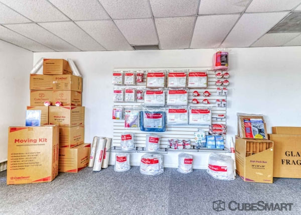 Facility photo: //images.sparefoot.com/medium/2094406912f42ba68cf.jpg