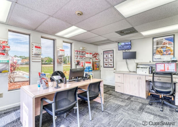 Facility photo: //images.sparefoot.com/medium/209441686f6c3642444.jpg