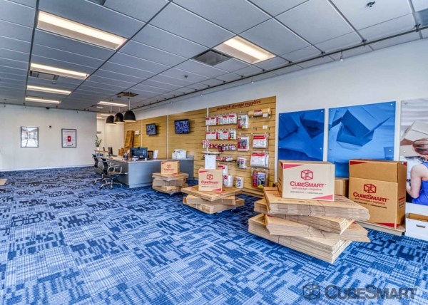 Facility photo: //images.sparefoot.com/medium/2097786914581cbb0b4.jpg