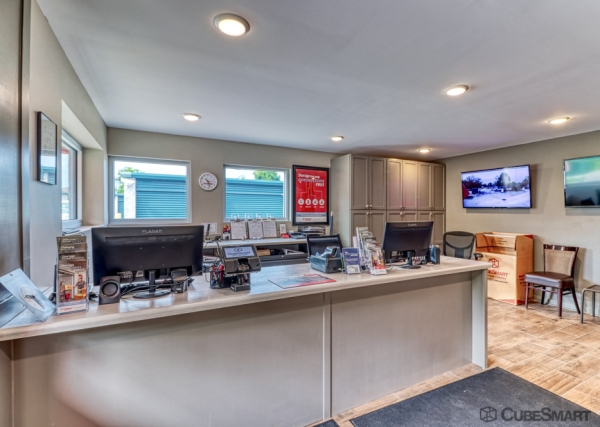 Facility photo: //images.sparefoot.com/medium/209780688c7a83d5228.jpg
