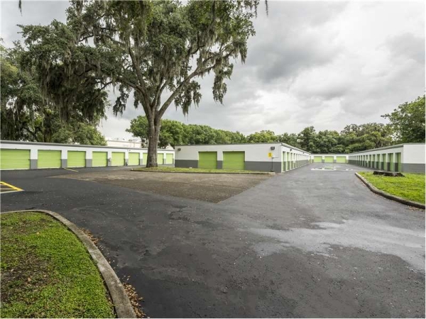 Facility photo: //images.sparefoot.com/medium/2098916994330e30eda.jpg