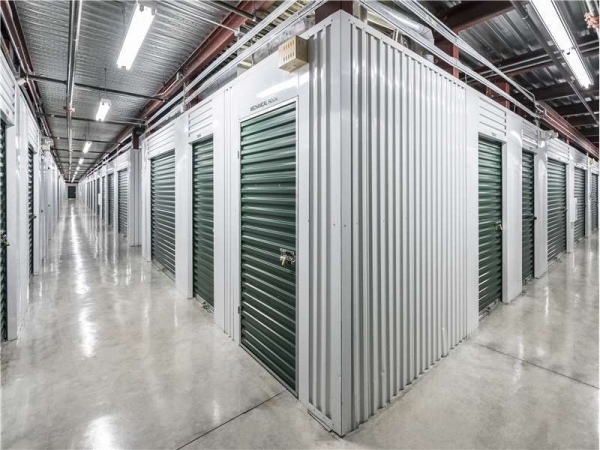 Facility photo: //images.sparefoot.com/medium/2098916994330f12676.jpg