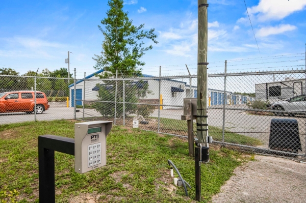 Facility photo: //images.sparefoot.com/medium/20997968f26a79e2db5.jpg