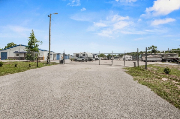 Facility photo: //images.sparefoot.com/medium/20997968f26a9a9c894.jpg