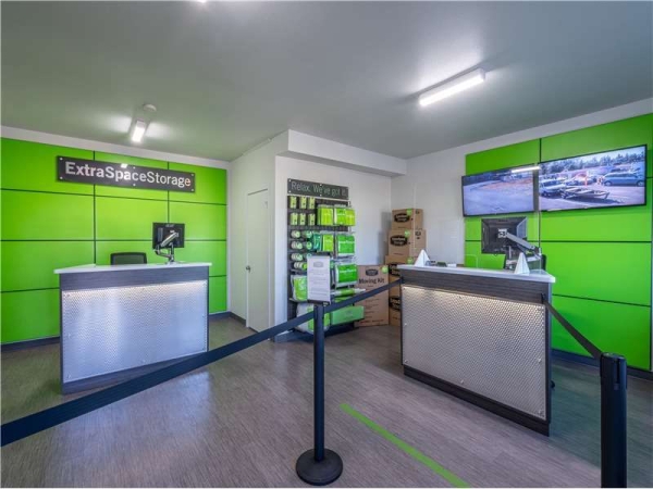 Facility photo: //images.sparefoot.com/medium/210118699433c6f149f.jpg