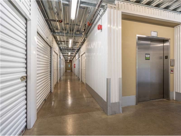 Facility photo: //images.sparefoot.com/medium/210118699433c89a2c8.jpg