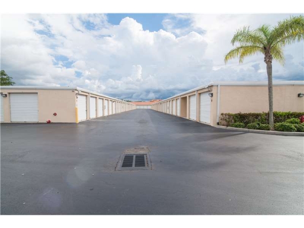 Storage Units at Extra Space Storage - 1638 - Naples - Goodlette Road - 10550 Goodlette-frank Road