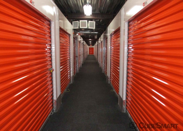 Facility photo: //images.sparefoot.com/medium/210418688b2c3e85a9e.jpg