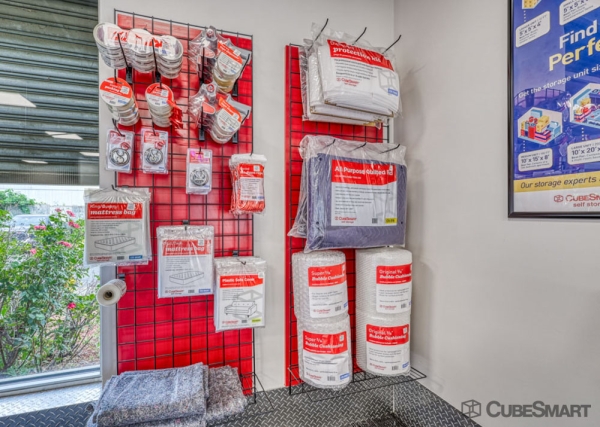 Facility photo: //images.sparefoot.com/medium/2104186a51f684bfb39.jpg