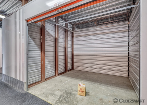 Facility photo: //images.sparefoot.com/medium/2104186a51f685cbe4b.jpg