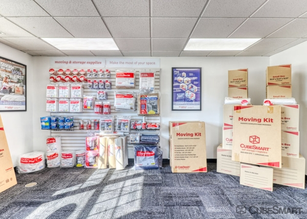 Facility photo: //images.sparefoot.com/medium/21053669df58693a03f.jpg