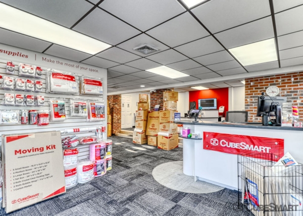Facility photo: //images.sparefoot.com/medium/21053768834ebed39cf.jpg