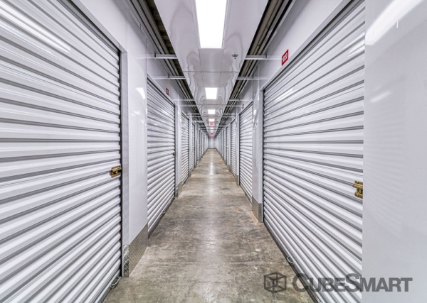 Facility photo: //images.sparefoot.com/medium/210592686f64c35fdf1.jpg