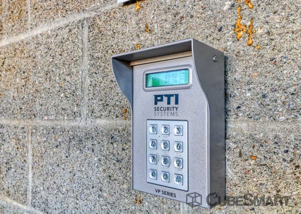 Facility photo: //images.sparefoot.com/medium/210592695f62d649bd4.jpg