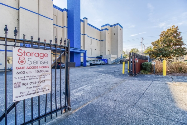 Facility photo: //images.sparefoot.com/medium/21062368a7213841e4a.jpg