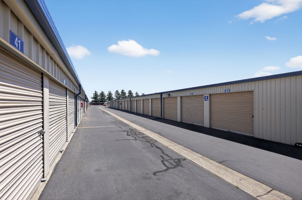 Facility photo: //images.sparefoot.com/medium/2106926899f96bc0db1.jpg