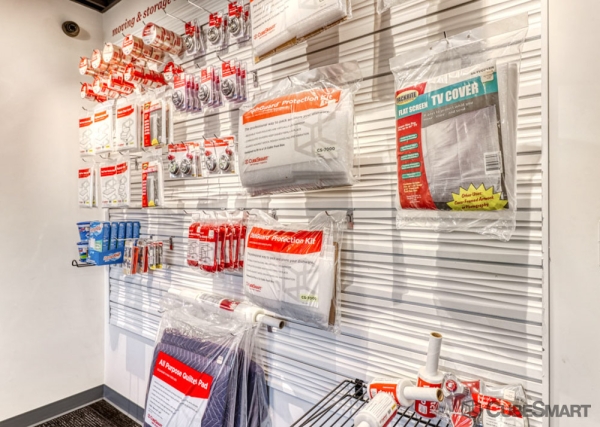 Facility photo: //images.sparefoot.com/medium/21072569144c6553d5f.jpg