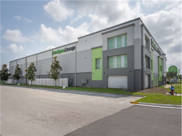 Storage Units at Extra Space Storage - 1631 - Orlando - Hoffner Ave - 5753 Hoffner Avenue