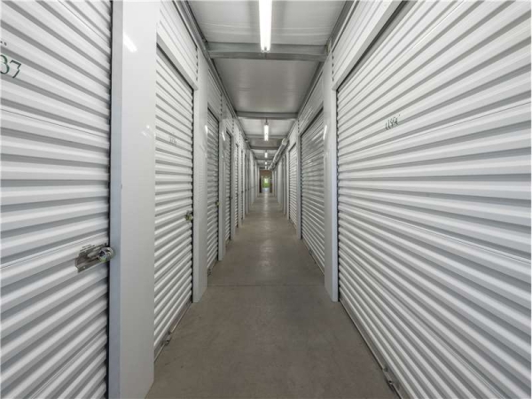 Facility photo: //images.sparefoot.com/medium/21077564cd83b180509.jpg