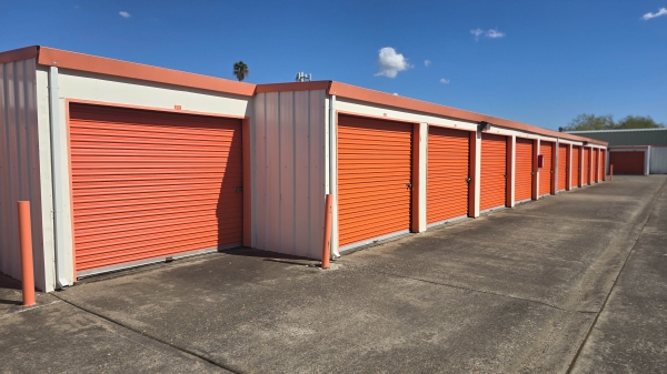 Facility photo: //images.sparefoot.com/medium/21079068fa6c17c8dd8.jpg