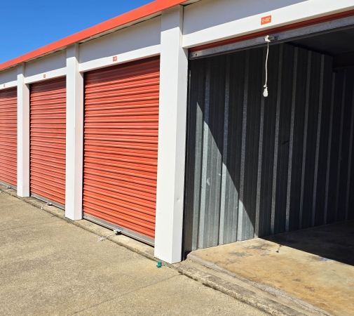 Facility photo: //images.sparefoot.com/medium/21079769fe13a41236b.jpg