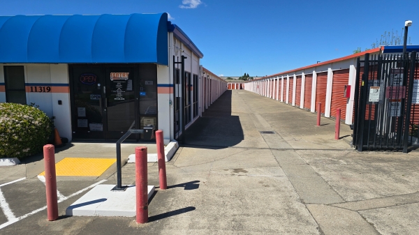 Facility photo: //images.sparefoot.com/medium/21079769fe13ce4b9fb.jpg