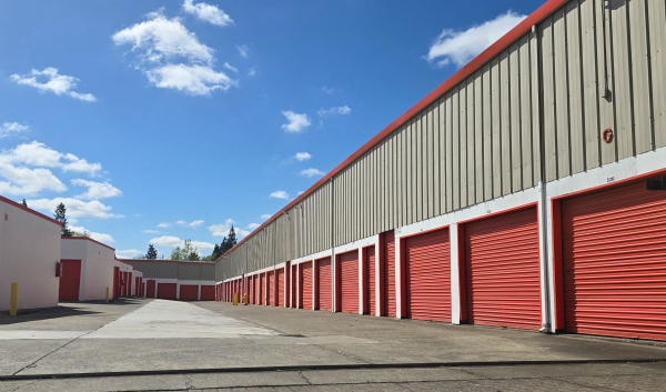 Facility photo: //images.sparefoot.com/medium/21080269fe160c42402.jpg