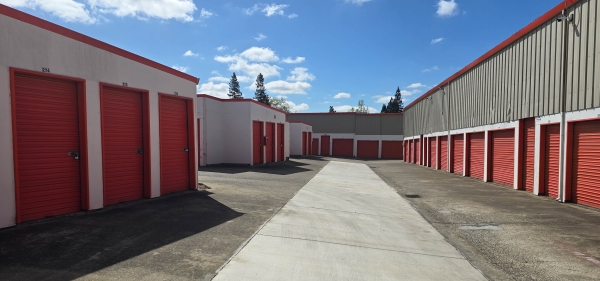 Facility photo: //images.sparefoot.com/medium/21080269fe16676f1bc.jpg
