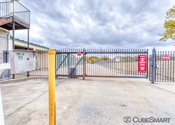 Facility photo: //images.sparefoot.com/medium/2110236901ea1b45044.jpg