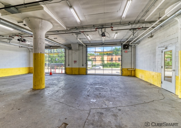 Facility photo: //images.sparefoot.com/medium/2110316943c6ee69bab.jpg