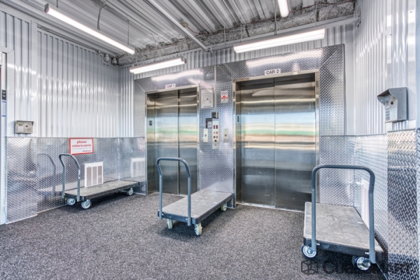 Facility photo: //images.sparefoot.com/medium/21125869e09b2042ee6.jpg