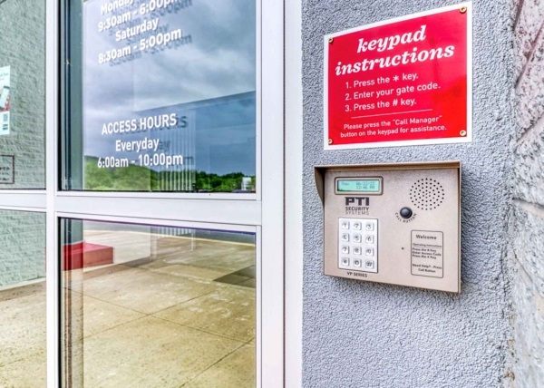 Facility photo: //images.sparefoot.com/medium/211344693d397bcf70d.jpg